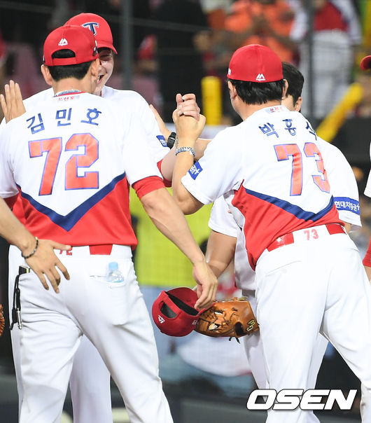 경기종료 후 세이브를 거둔 문경찬이 박흥식 감독대행과 하이파이브를 하고 있다./ soul1014@osen.co.kr