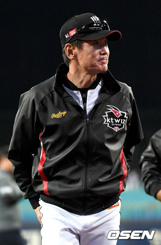 KT 이강철 감독이 팬들에게 인사한 뒤 그라운드를 나서고 있다. /dreamer@osen.co.kr