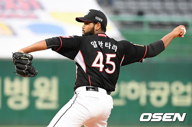 KT 선발 알칸타라가 힘차게 공을 뿌리고 있다. /dreamer@osen.co.kr