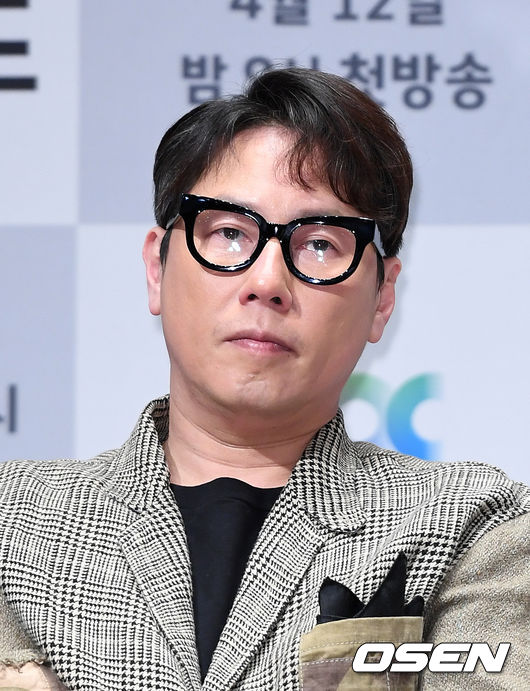 2019년 4월 11일 오전 서울 마포구 JTBC사옥에서 JTBC '슈퍼밴드' 제작발표회가 열렸다. 가수 윤종신이 취재진의 질문을 듣고 있다. /sunday@osen.co.kr