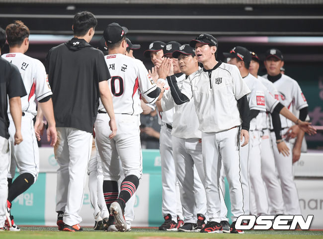 KT는 2일 수원KT위즈파크에서 열린 삼성과의 홈경기에서 선발 김민의 6이닝 3실점 쾌투와 타선의 집중력을 앞세워 5-3 승리를 거뒀다. 지난달 23일 수원 NC전 이후 6연승 질주.승리를 거둔 KT 이강철 감독이 선수단과 하이파이브를 하고 있다. / youngrae@osen.co.kr
