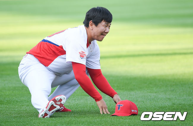 6일 오후 광주시 북구 광주-KIA 챔피언스필드에서 '2019신한은행 MYCAR KBO리그' KIA 타이거즈와 LG 트윈스의 경기가 진행됐다.NC에서 KIA로 트레이드 된 이우성이 투수 터너의 유니폼을 빌려 입고 스트레칭을 하고 있다. /soul1014@osen.co.kr