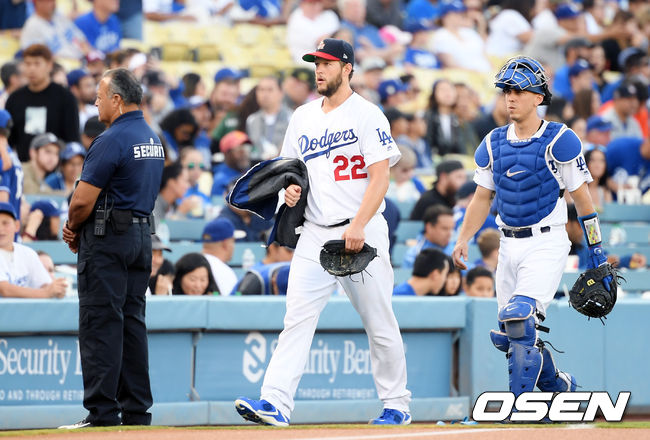 6일 (한국시간) 미국 캘리포니아주 로스앤젤레스 다저 스타디움에서 2019 메이저리그 LA다저스와 샌디에이고 파드리스의 경기가 진행됐다.  이날 LA다저스는 클레이튼 커쇼를, 샌디에이고 파드리스는 에릭 로르를 선발투수로 내세웠다.  LA다저스 클레이튼 커쇼-오스틴 반스 배터리가 불펜에서 몸을 다 푼 후 더그아웃으로 향하고 있다. / eastsea@osen.co.kr