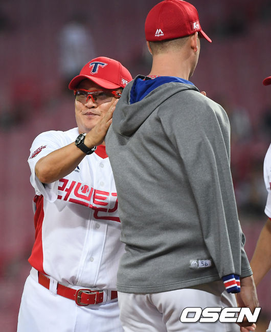  KIA 타이거즈 박흥식 감독대행이 LG트윈스를 7-0으로 꺾고 선발 윌랜드와 하이파이브를 하고 있다. / soul1014@osen.co.kr