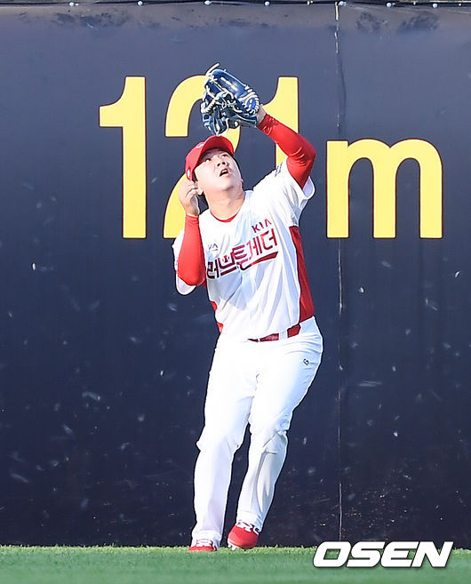 1회초 2사 2루 KIA 이우성 중견수가 LG 김현수의 외야플라이 타구를 잡아내고 있다. 이우성은 이날 경기에 앞서 이명기와 트레이드 됐다. / soul1014@osen.co.kr