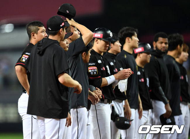 경기 종료 후 kt 선수들이 관중석을 향해 인사를 하고 있다. /sunday@osen.co.kr