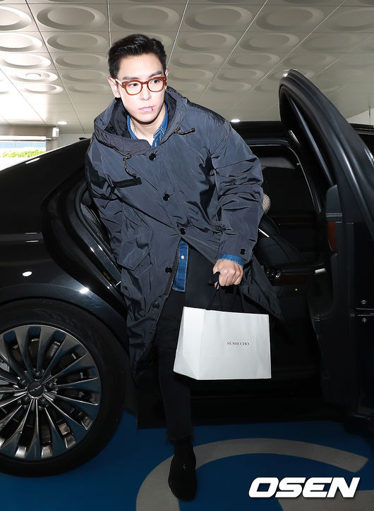 빅뱅 탑(최승현)이 용산공예관 지하주차장에 도착해 차에서 내리고 있다. / rumi@osen.co.kr