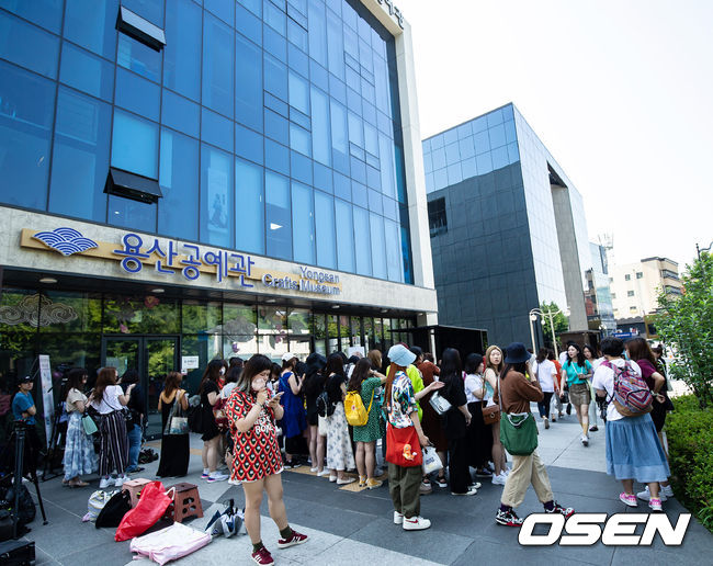 많은 해외 팬들이 빅뱅 탑(최승현)이 복무하는 용산공예관 앞에서 빅뱅 탑을 기다리고 있다. / rumi@osen.co.kr