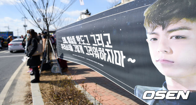 9일 뮤지컬 배우 겸 가수 김준수와 빅뱅 탑이 입대를 하는 가운데 충남 논산시 연무읍 마산리 육군훈련소 입소대대 앞에 팬들이 기다리고 있다.  탑과 김준수 모두 1987년 생으로 나란히 제384차 의무경찰 홍보단에 합격했다. 가요계 선후배에서 군대 동기로 인연을 이어 간다. 두 사람의 전역예정일은 2018년 11월 8일이다. / eastsea@osen.co.kr