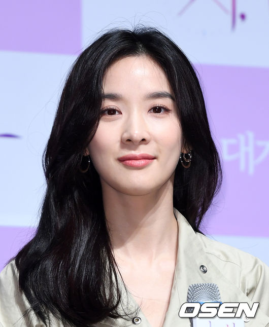 5일 오전 서울 강남구 압구정CGV에서 영화 '다시, 봄' 제작보고회가 열렸다.배우 이청아가 취재진의 질문을 듣고 있다./sunday@osen.co.kr