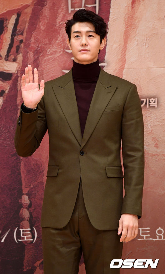 배우 이기우가 30일 오후 서울 목동 SBS에서 열린 주말드라마 '운명과 분노' 제작발표회에 참석해 포토타임을 하고 있다. /dreamer@osen.co.kr