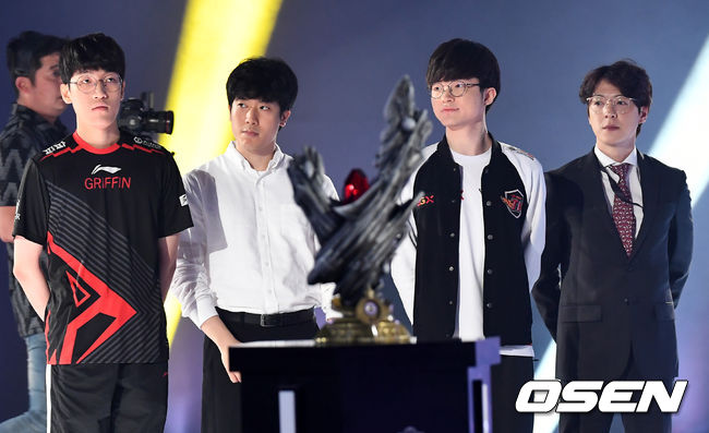 2019 리프트 라이벌즈 LCK-LPL-LMS-VCS 결승전이 7일 오후 서울 중구 장충체육관에서 열렸다. ‘타잔’ 이승용, 김대호 감독, ‘페이커’ 이상혁, 김정균 감독이 경기 전 기념촬영을 하고 있다. /pjmpp@osen.co.kr