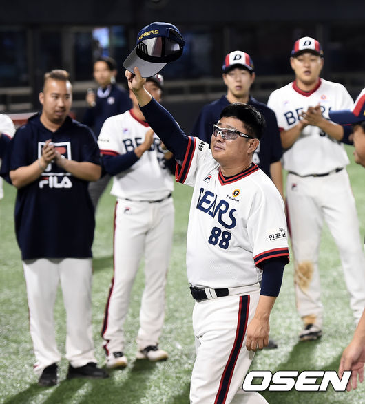 7일 오후 서울 잠실야구장에서 ‘2019 신한은행 MY CAR KBO리그’ 두산 베어스와 SK 와이번스의 경기가 열렸다.오늘 승리로 역대 최소 경기 400승을 기록한 두산 김태형 감독이 팬들을 향해 인사를 건네고 있다. /pjmpp@osen.co.kr