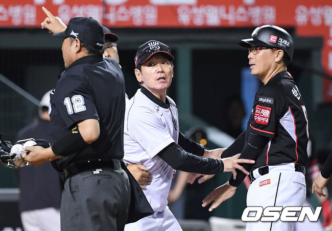 9회초 2사 1,3루 kt 장성우의 타석 때 3루 주자 송민섭이 홈에서 태그 아웃됐다. 비디오 판독 후 이강철 감독이 홈 태그 아웃 판정에 어필하다 퇴장 당하고 있다. / soul1014@osen.co.kr