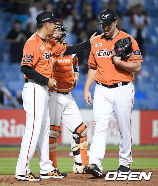 9회초 무사 만루 kt 유한준에게 동점 2타점 적시타를 허용한 한화 선발투수 서폴드가 강판되고 있다. / soul1014@osen.co.kr