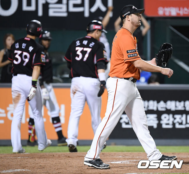 9회초 무사 만루 kt 유한준의 동점 2타점 적시타를 허용한 한화 선발투수 서폴드가 아쉬워하고 있다. / soul1014@osen.co.kr
