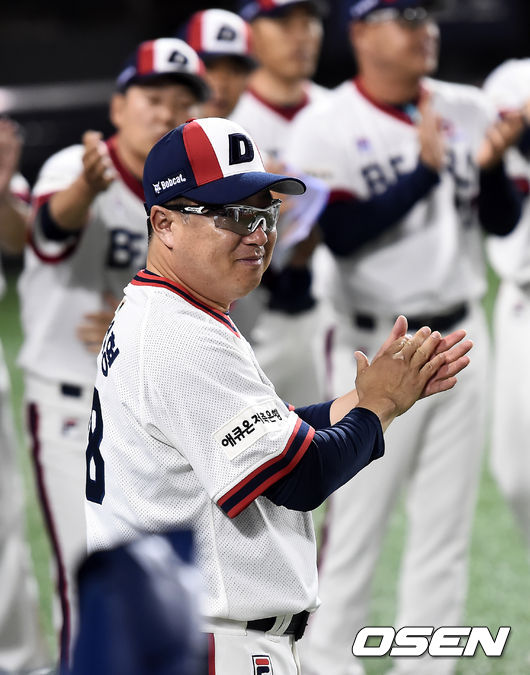 7일 오후 서울 잠실야구장에서 ‘2019 신한은행 MY CAR KBO리그’ 두산 베어스와 SK 와이번스의 경기가 열렸다.오늘 승리로 역대 최소 경기 400승을 달성한 두산 김태형 감독이 기뻐하고 있다. /pjmpp@osen.co.kr