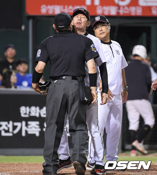 9회초 2사 1,3루 kt 장성우의 타석 때 3루 주자 송민섭이 홈에서 태그 아웃됐다. 비디오 판독 후 이강철 감독이 홈 태그 아웃 판정에 항의하고 있다. / soul1014@osen.co.kr