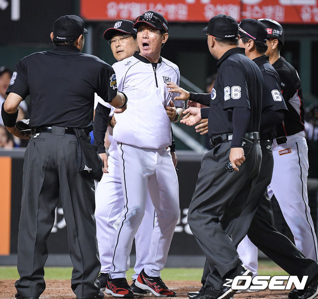 9회초 2사 1,3루 kt 장성우의 타석 때 3루 주자 송민섭이 홈에서 태그 아웃됐다. 비디오 판독 후 이강철 감독이 홈 충돌 관련 어필을 하고 있다. / soul1014@osen.co.kr