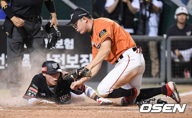 9회초 2사 1,3루 kt 장성우의 타석 때 3루 주자 송민섭이 홈에서 태그 아웃되고 있다. 이후 비디오판독에 이강철 감독이 항의하다 퇴장당했다. / soul1014@osen.co.kr