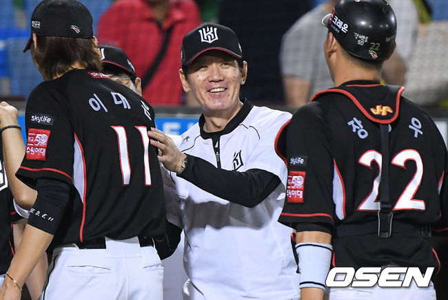 경기종료 후 KT 이강철 감독이 이대은, 장성우와 하이파이브를 하고 있다. / soul1014@osen.co.kr