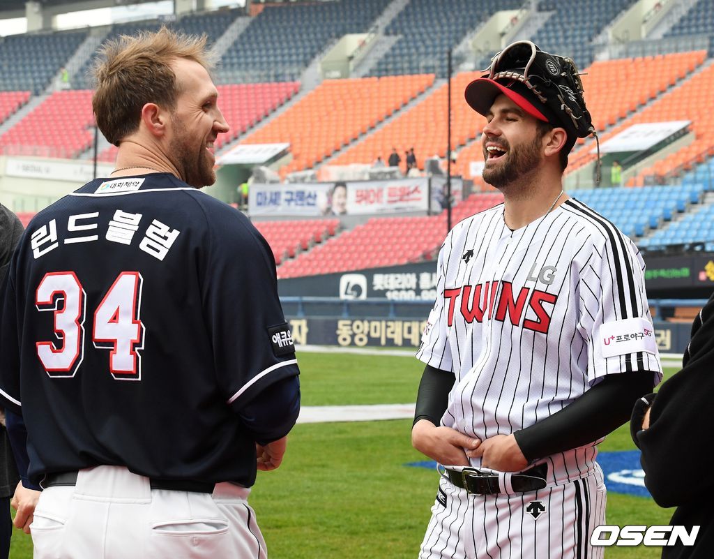 조쉬 린드블럼과 케이시 켈리가 이야기를 나누고 있다. /jpnews@osen.co.kr