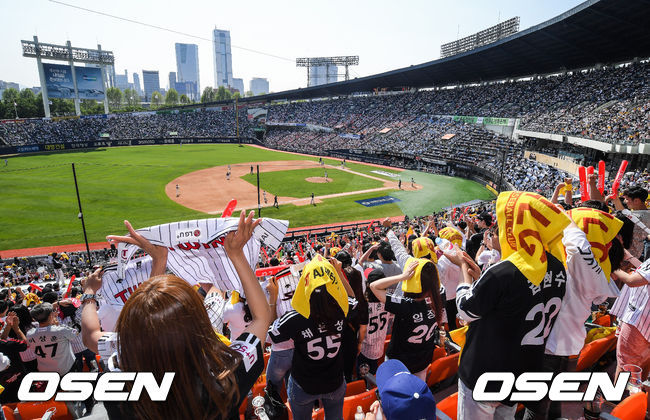 만원관중이 가득찬 가운데 경기가 진행되고 있다. /  soul1014@osen.co.kr