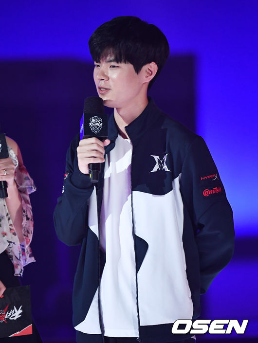 2019 리프트 라이벌즈 LCK-LPL-LMS-VCS 결승전이 7일 오후 서울 중구 장충체육관에서 열렸다. 1세트 승리한 킹존 데프트 김혁규가 인터뷰를 하고 있다. /pjmpp@osen.co.kr