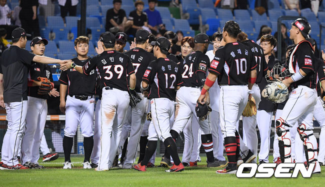 경기종료 후 KT 선수들이 승리의 기쁨을 나누고 있다. / soul1014@osen.co.kr