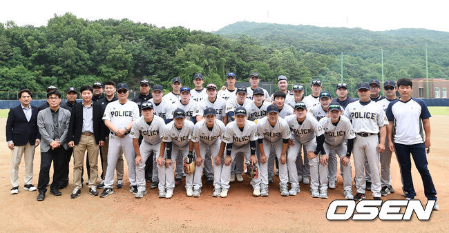 ‘2019 KBO 퓨처스리그’ 경찰 야구단과 두산 베어스의 마지막 홈 경기가 30일 고양시 덕양구 서울지방경찰청 경찰수련장 벽제야구장에서 열렸다.현재 경찰 야구단은 정부의 의경제도 폐지에 따라 지난 2018년부터 신규선수 선발을 중단했다. 이에 경찰청 야구단은 올해 8월 20명의 소속 선수들이 제대하면 자연스럽게 해체되는 수순을 밟는다.경찰 야구단 선수들이 경기 전 기념촬영을 하고 있다. /pjmpp@osen.co.kr