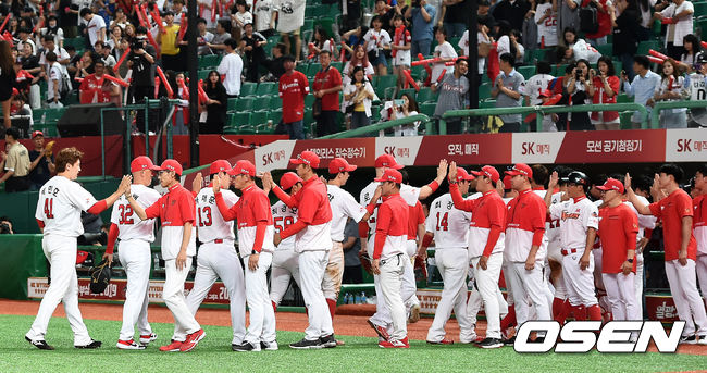 경기에서 승리한 SK 선수들이 승리의 기쁨을 함께하고 있다. /pjmpp@osen.co.kr