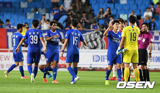 경기를 마치고 수원 선수들이 승리를 기뻐하고 있다. /jpnews@osen.co.kr