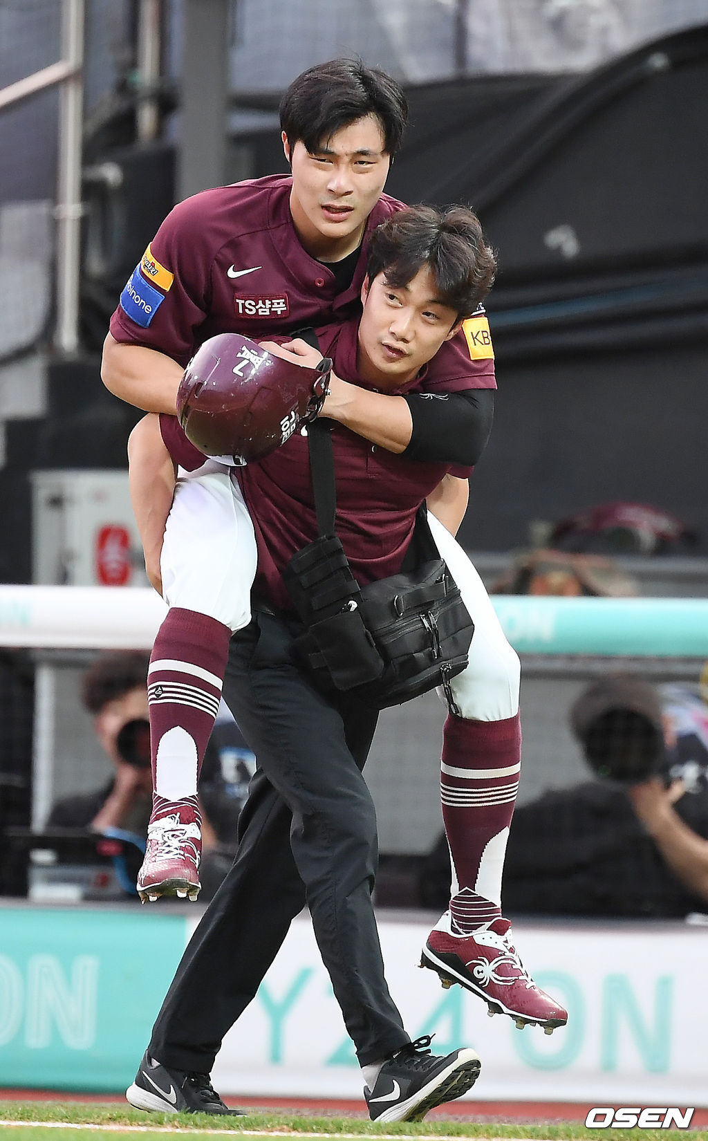 9일 오후 경기도 수원 KT위즈파크에서  '2019 신한은행 MY CAR KBO리그’ KT 위즈와 키움 히어로즈의 경기가 열렸다.2회초 1사 1루 키움 김하성이 유격수 땅볼때 1루까지 진루한 뒤 통증을 호소해 교체되고 있다. / youngrae@osen.co.kr