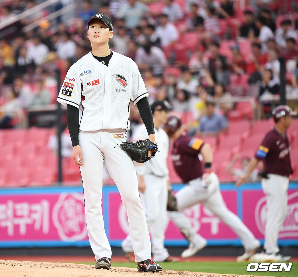 9일 오후 경기도 수원 KT위즈파크에서  '2019 신한은행 MY CAR KBO리그’ KT 위즈와 키움 히어로즈의 경기가 열렸다.2회초 2사 1루 KT 배제성이 키움 샌즈에게 투런 홈런을 허용한 뒤 아쉬워하고 있다. / youngrae@osen.co.kr