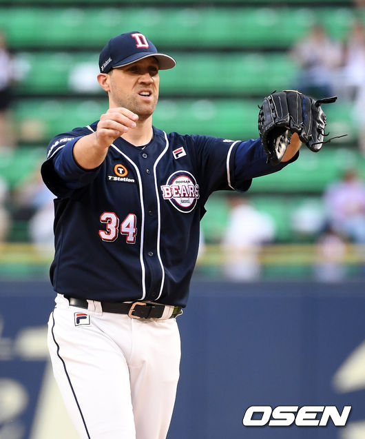 1회말 무사 1루에서 두산 린드블럼이 LG 이천웅에 2루 도루를 허용하며 아쉬워하고 있다. /jpnews@osen.co.kr