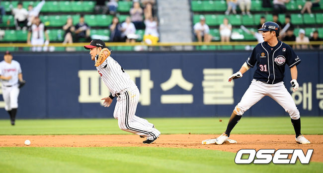 5회초 1사 1,2루에서 LG 정주현이 두산 박건우의 유격수 땅볼에 오지환의 송구 실책으로 볼을 놓치고 있다. /jpnews@osen.co.kr
