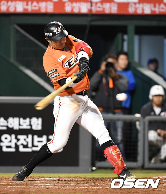 연장 11회말 한화 송광민이 끝내기 안타를 날리고 있다. /jpnews@osen.co.kr