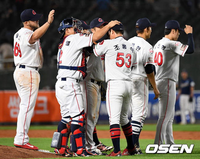 승리한 롯데 선수들이 하이파이브를 나누고 있다. /dreamer@osen.co.kr