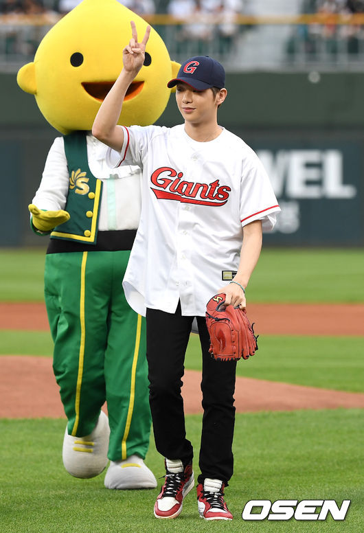 가수 강다니엘이 9일 오후 부산 사직야구장에서 열리는 ‘2019 신한은행 MY CAR KBO리그’ 롯데 자이언츠와 NC 다이노스의 경기 시구자 및 부산시 홍보대사 위촉식에 나섰다. /dreamer@osen.co.kr