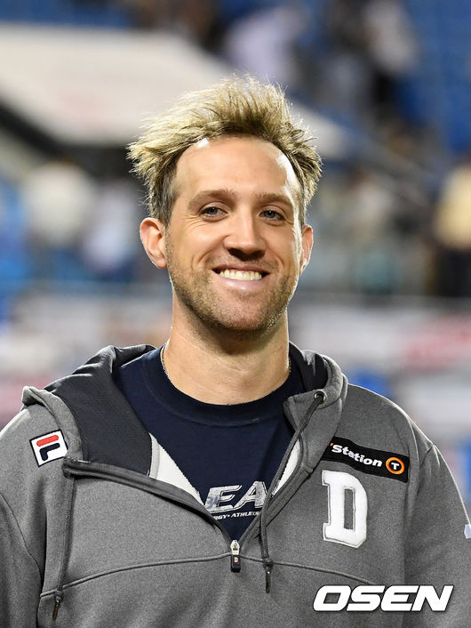 경기를 마치고 두산 린드블럼이 미소를 지으며 그라운드를 나서고 있다. /jpnews@osen.co.kr