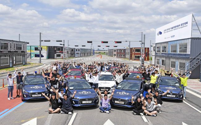 현대자동차그룹 '제 14회 미래자동차 기술공모전: 2019 대학생 자율주행자동차 경진대회' 본선 광경.  