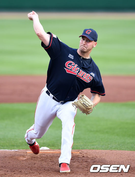 20일 오후 대전 한화생명이글스파크에서 ‘2019년 신한은행 마이카 KBO리그’ 한화 이글스와 롯데 자이언츠의 경기가 열릴 예정이다.1회말 무사에서 롯데 선발투수 다익손이 역투하고 있다. /sunday@osen.co.kr