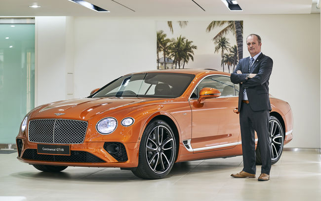 '신형 컨티넨탈 GT V8'과 포즈를 취한 벤틀리모터스코리아 한국 총괄 매니저인 워렌 클락.  