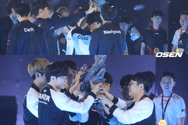 리프트라이벌즈 우승컵 세리머니를 하고 있는 킹존(위)과 SK텔레콤(아래)