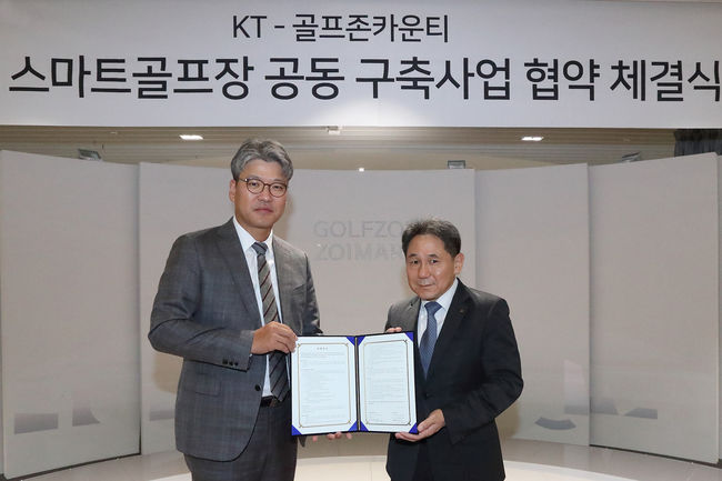 [사진]골프존카운티 서상현 대표(왼쪽)와 KT 이필재 마케팅부문장 /KT제공