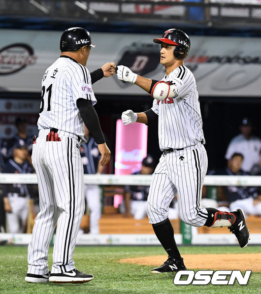 9회말 1사에서 LG 윤진호가 솔로포를 날리고 김호 코치와 기뻐하고 있다. /jpnews@osen.co.kr