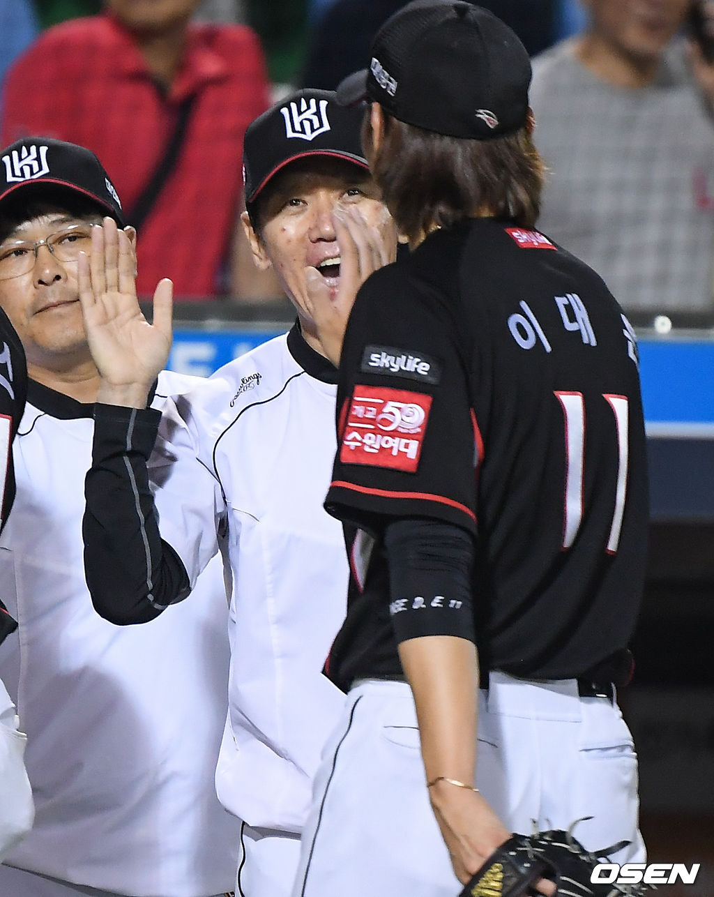 KT 위즈 이강철 감독과 이대은