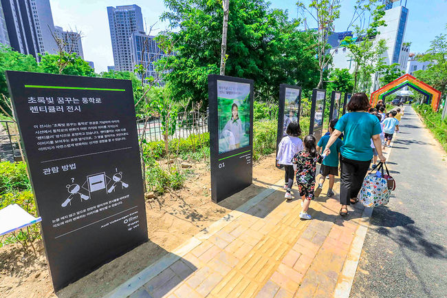 아우디폭스바겐코리아와 서울특별시가 강동구 강명초등·중학교 인근에 조성한 초록빛 꿈꾸는 통학로.