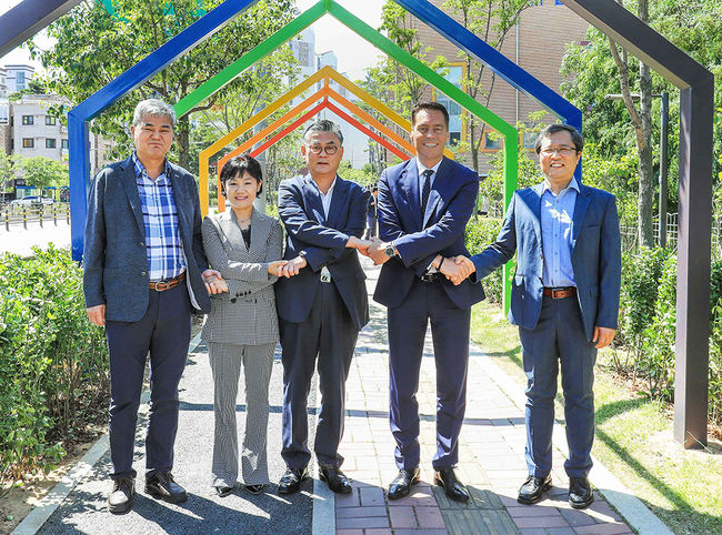 윤영철 강동구청 부구청장, 위유정 강명초등학교장, 최윤종 서울특별시청 푸른도시국장, 르네 코네베아그 아우디폭스바겐코리아 그룹총괄사장, 이종익 한국사회투자 대표(왼쪽부터)가 통학로 완공식에서 손을 맞잡았다.