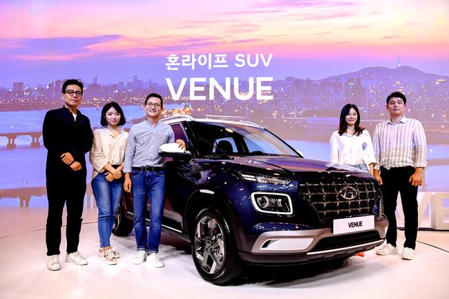 현대차 소형 SUV 베뉴 개발의 주역들이 한자리에 모였다. 매거진 VENUE 박지호 편집장, 현대차 배예랑 사원, 현대차 이광국 부사장, 현대차 전지은 연구원, 현대차 정우영 연구원(왼쪽부터).